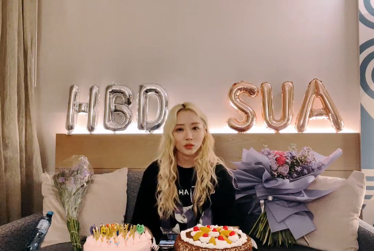 2Moori's tweet photo. 🐥: JIU was sitting in the seat in front of me on the plane, when it was exactly 00:00 in Korean time, she stuck out her face between the seats and said happy birthday to me~ our members also wished me HBD in the group chat too. https://t.co/G8jLiOx9GZ