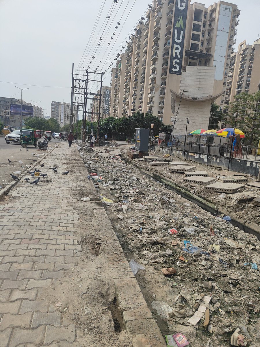 gorv28's tweet photo. Gaur city 2 galaxy north avenue 2 market greater noida west 

#noida #greaternoida
@OfficialGNIDA @noida_authority @CeoNoida please look.. https://t.co/baHMJXRtLK