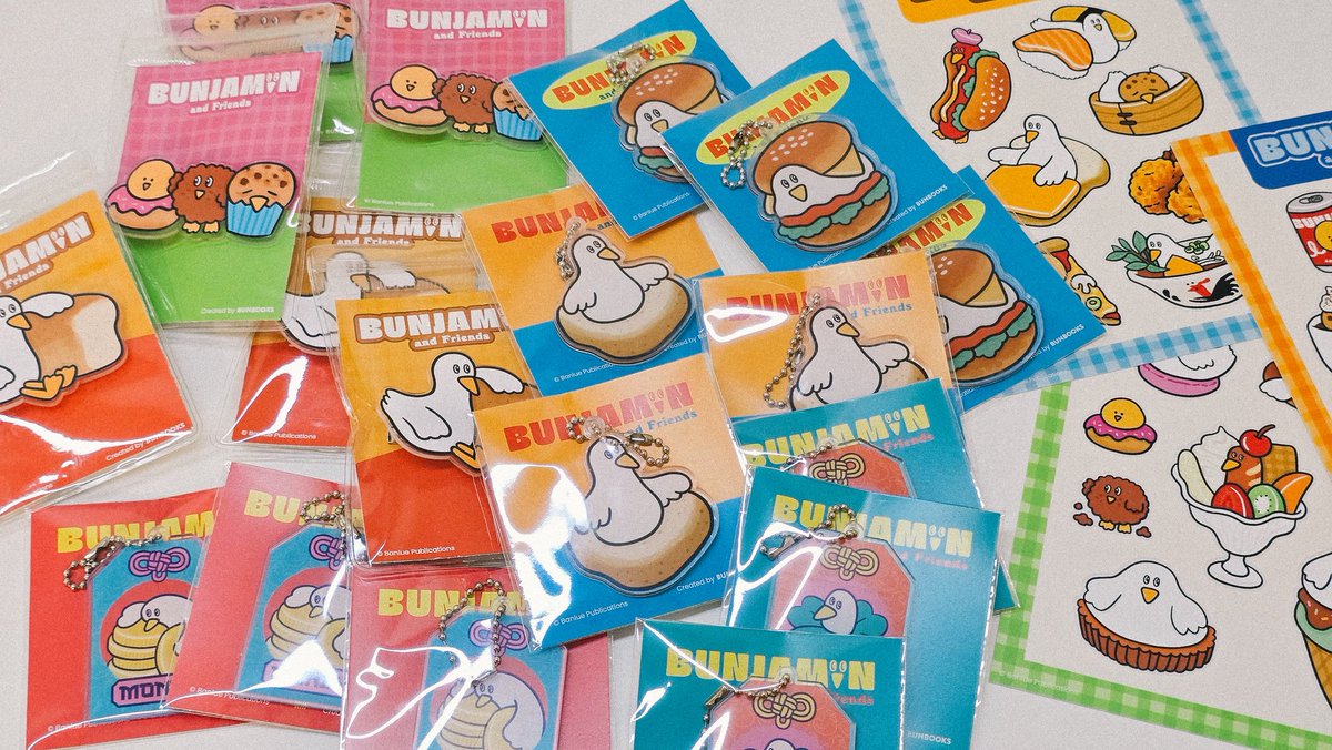 เห็นเค้าเตรียมของไปขายงาน #characterfestthailand กัน ฝั่งเราก็เลยปั้นคาแรกเตอร์ประจำสนพ.ขึ้นมาบ้าง ฝากไปหาเจ้าเป็ดขนมปัง BUNJAMIN กันด้วยน้าา