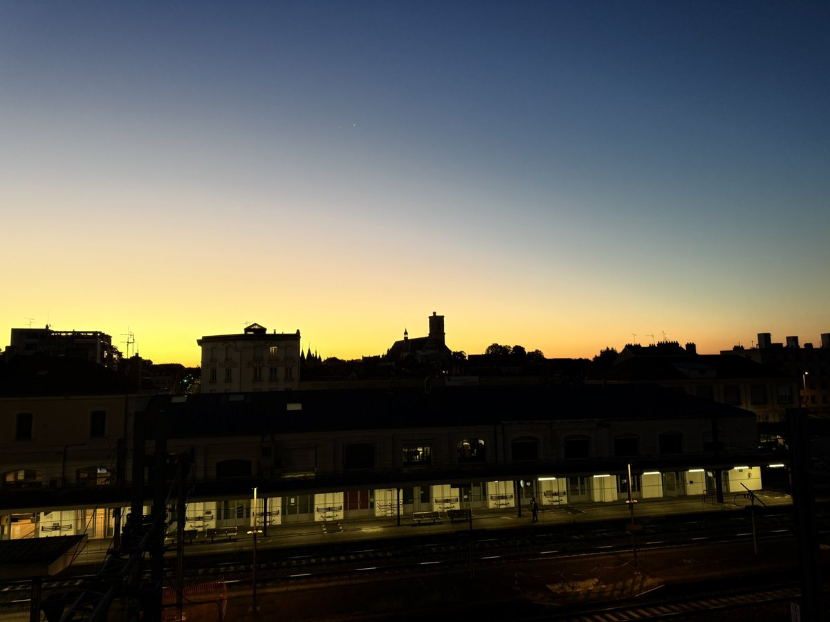 En ce lundi on vous attend à la voie B pour assurer le #TER893201 à destination de DZE.
Reste du programme : 
#TER893204 DZE (8h18) - NV (8h50)
#TER893158 NV (9h31) - DN (11h48)
#TER893013 DN (12h12) - NV (14h29)

Bon lundi à tous ☺️