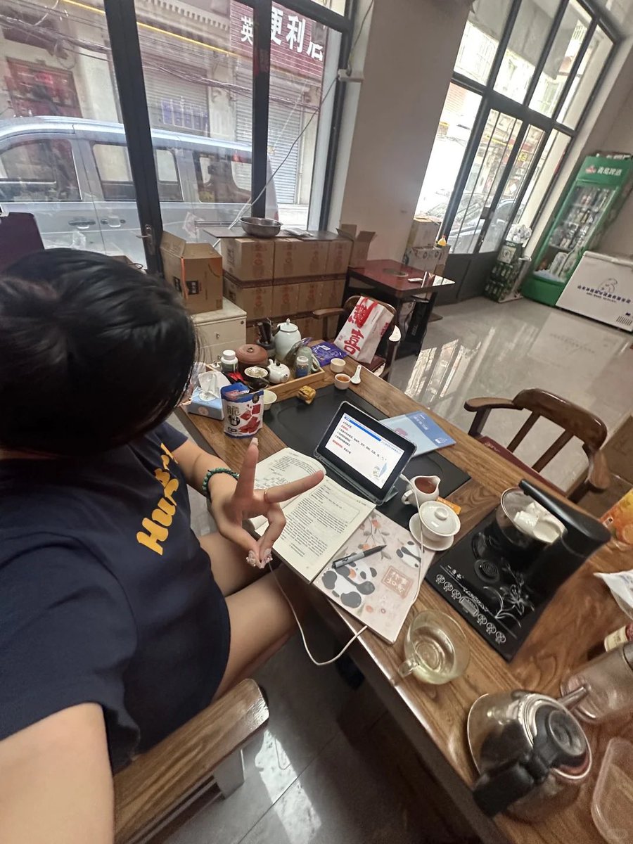 SullivanKe50920's tweet photo. 大学生放假还会学习吗？不。会。#郑州 #反差女大 https://t.co/Jcb87FdYgE