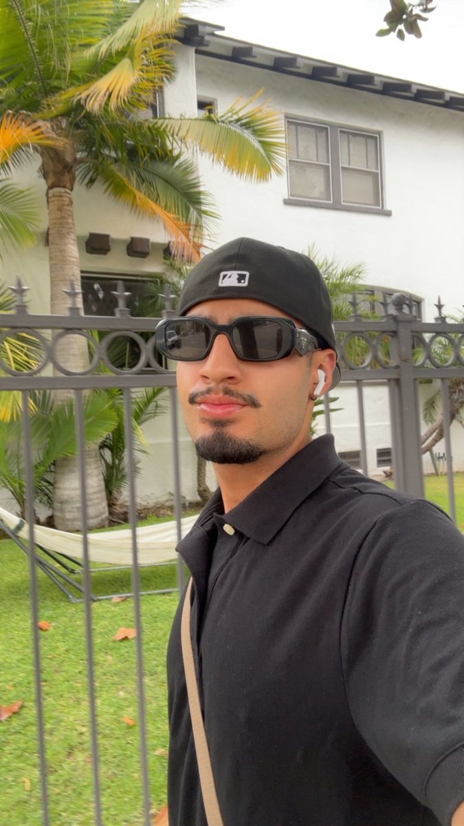 _natesilva's tweet photo. happy sunday gays https://t.co/oPvsPuGXpp