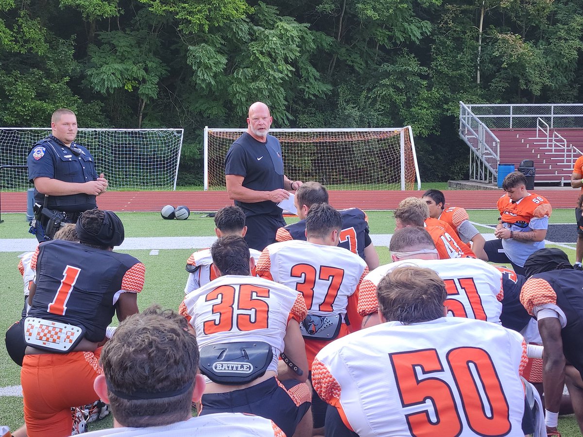 Big thanks to Officer Bradyn Hunter of the Pikeville Police Department for speaking to the team this week.

A former UPike Football offensive lineman and All-Conference performer, Officer Hunter reflected on his time in the program, how far it has come, and the impact Coach Fipps