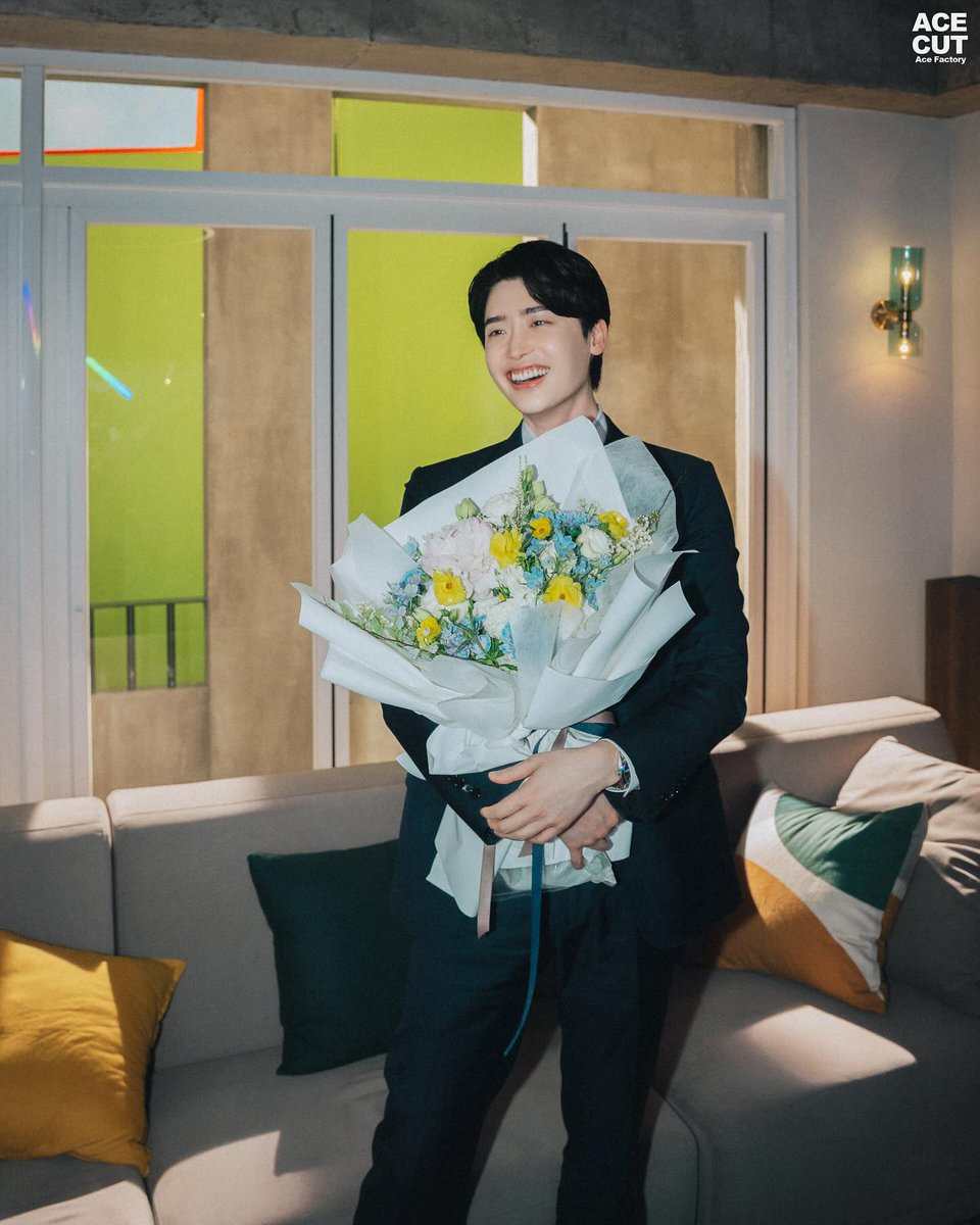 LeeJongSukWorld's tweet photo. Ahn JuHyeong is officially signing off. Thank you for supporting #LeeJongSuk series. 🤗

See you soon Prince Heinrey 😊 https://t.co/IPPnggYG4h
