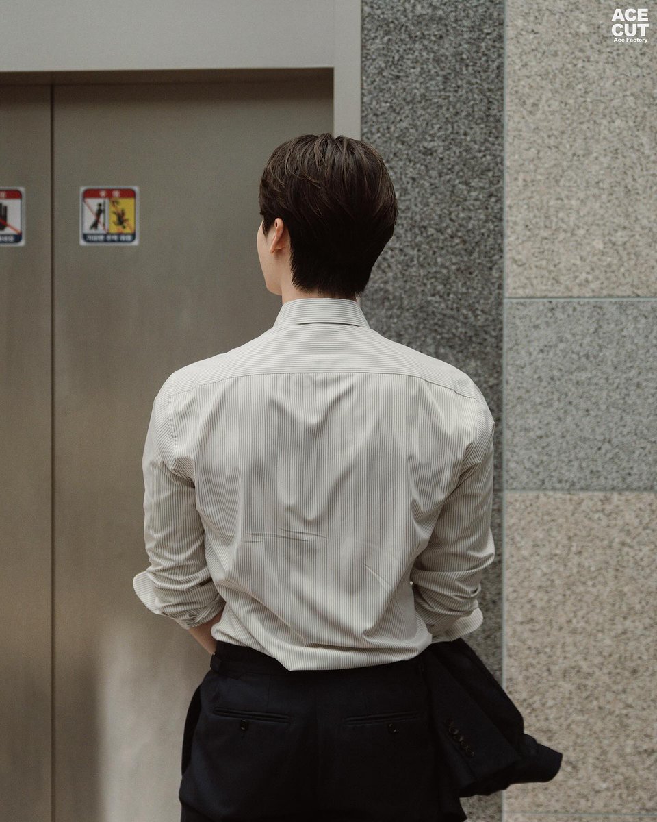 LeeJongSukWorld's tweet photo. Ahn JuHyeong is officially signing off. Thank you for supporting #LeeJongSuk series. 🤗

See you soon Prince Heinrey 😊 https://t.co/IPPnggYG4h