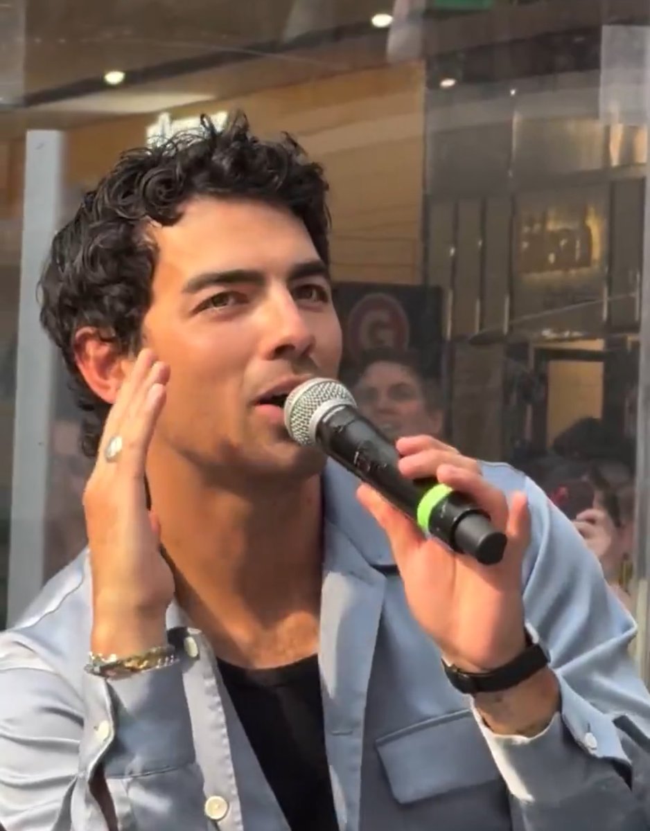 Joe Jonas is so fucking hot 🗣️🗣️🗣️