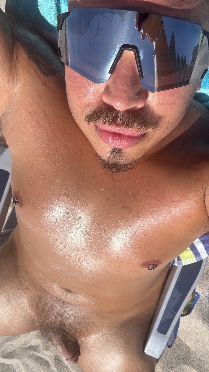 jayyflies's tweet photo. just a big boy getting some sun https://t.co/V7ZltIPOfR