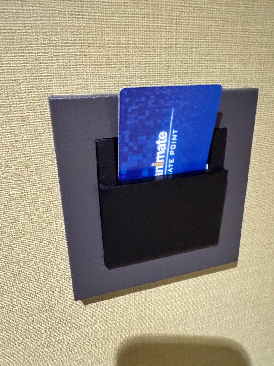 ホテルの電気なんでもいいからanimateのポイントカード刺してる