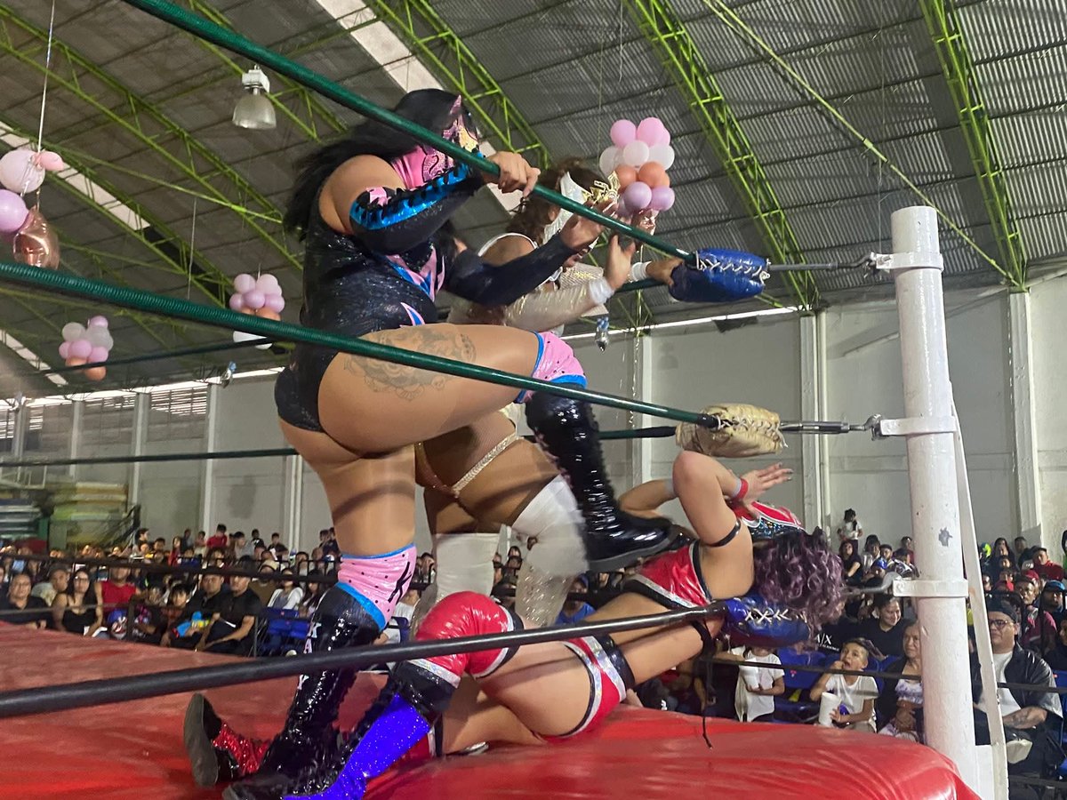 LaTijeraLucha's tweet photo. El nivel y el ambiente se prende en la lucha femenil de #PromocionesCorsarioNegro, cuando cloras rudas #EspiaMaya y #Kali vencen de forma polémica a las técnicas #Sinapsis y #Neftis, con un conteo express en la tercera y definitiva caída en el #CentroCivicoTulpetlac... https://t.co/RJcnPI92iR