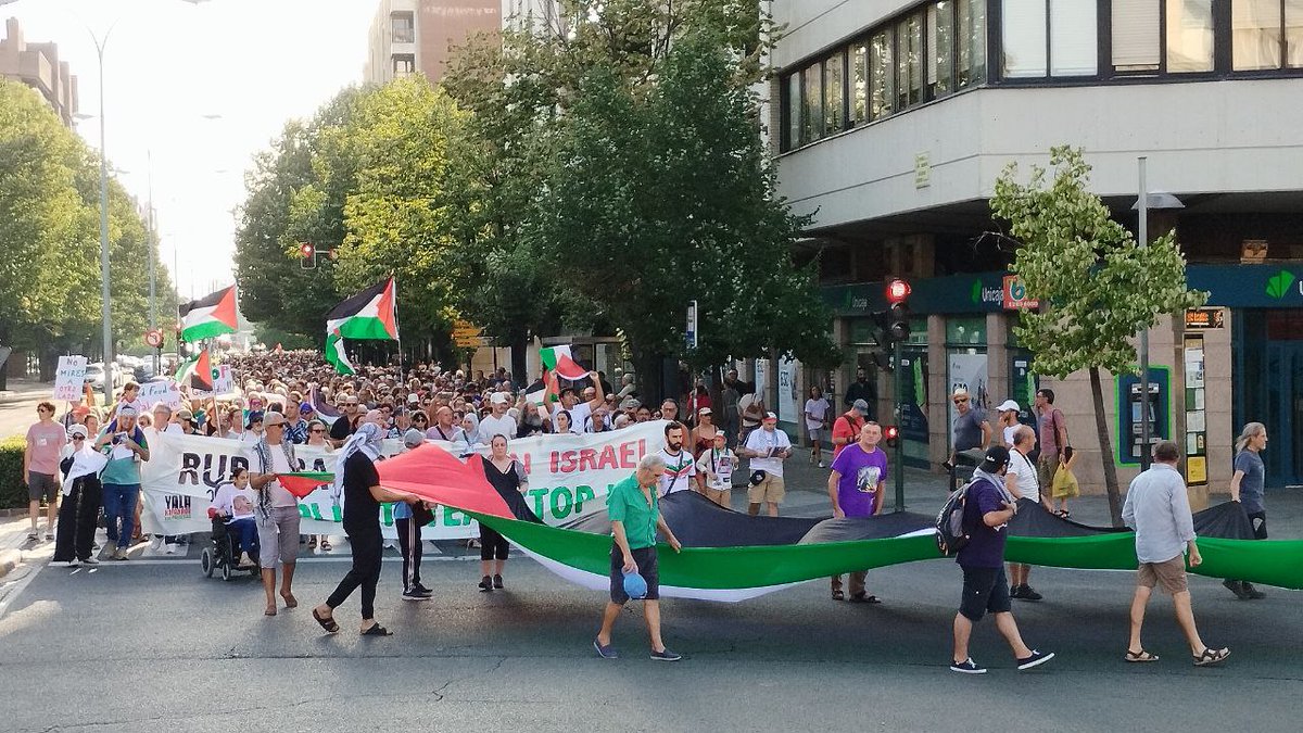 YalaNafarroa (@yala_nafarroa) on Twitter photo 8.000 eztarri eta bihotz baino gehiago #RupturaInmediataDeRelacionesConIsrael genozidioaren eta Palestinaren okupazioaren aurka eta larrialdiko manifestaziora gehitu dira. <a href="/yala_nafarroa/">YalaNafarroa</a> _k antolatua izan den ekintza honetan <a href="/BDZ_Nafarroa/">BDZ Nafarroa</a> ko kideek hartu dute parte, baita 8.000 eztarri eta bihotz baino gehiago #RupturaInmediataDeRelacionesConIsrael genozidioaren eta Palestinaren okupazioaren aurka eta larrialdiko manifestaziora gehitu dira. <a href="/yala_nafarroa/">YalaNafarroa</a> _k antolatua izan den ekintza honetan <a href="/BDZ_Nafarroa/">BDZ Nafarroa</a> ko kideek hartu dute parte, baita