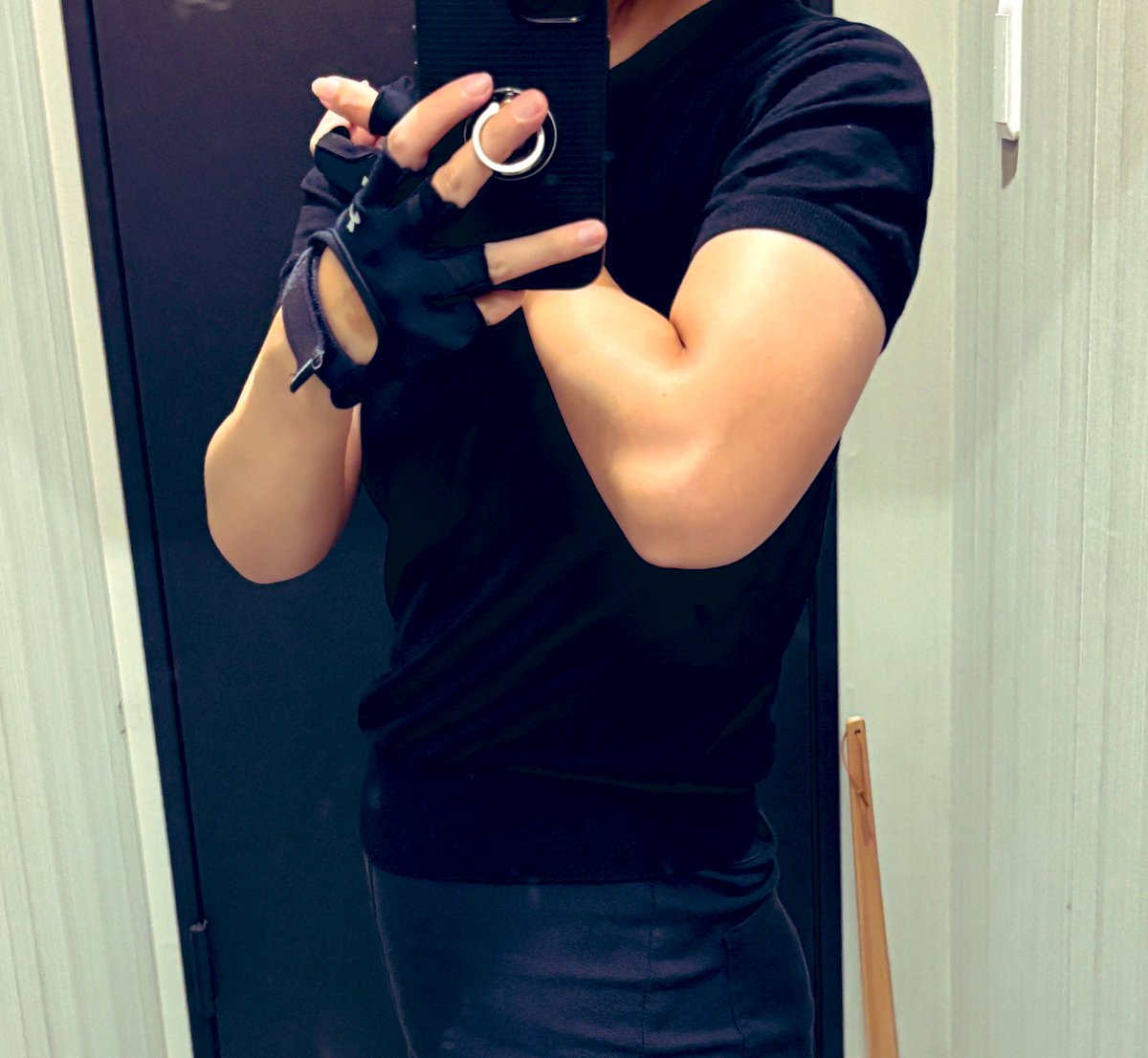「ジム トレーニングをサボると腕が細くなってしまうんじゃないかという恐怖心が若干あ」|海野 なまこ@ゆるるふ神話シリーズのイラスト