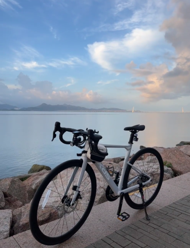 mopyjsusu's tweet photo. 朝の静かな海辺でペダルをこぐ時間🚴‍♀️✨
風を感じて、今日がまた素敵な一日になりますように🌊💙
#朝活 #サイクリング女子 #海沿いライド https://t.co/JRraI3T6BU