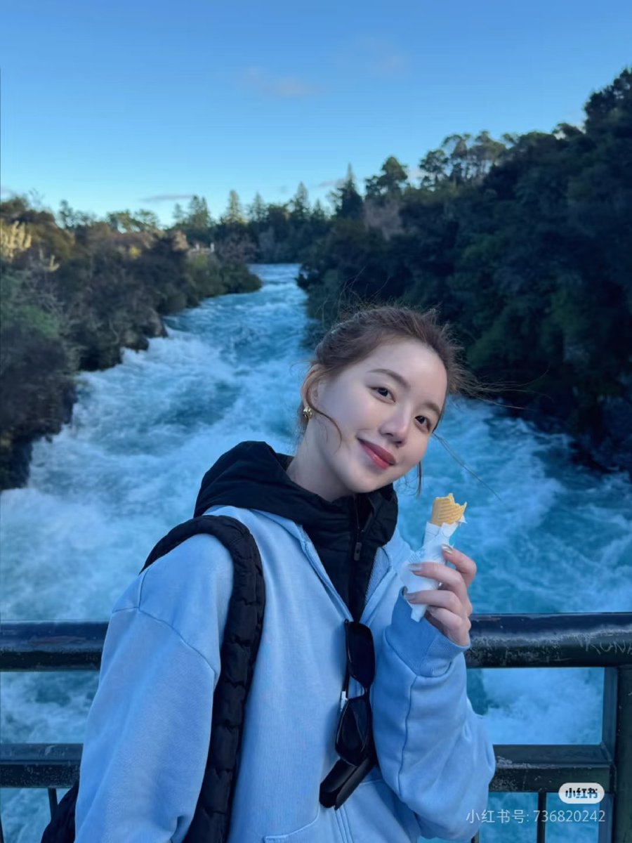 TEX2022whynot's tweet photo. 妹子看河景不忘吃雪糕 https://t.co/XhMyOjH6As