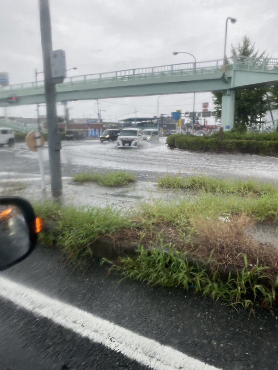 あちこちで、冠水中。
国道3号線でも、低いところはこの有様