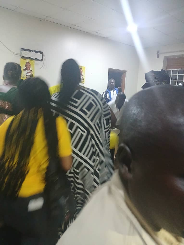 Kaberamaido for Hon. Capt.Mukula. 
Flt. Cptn. Mukula given a thunderous welcome in Kaberamaido in Teso. 

Patrick Oluka.