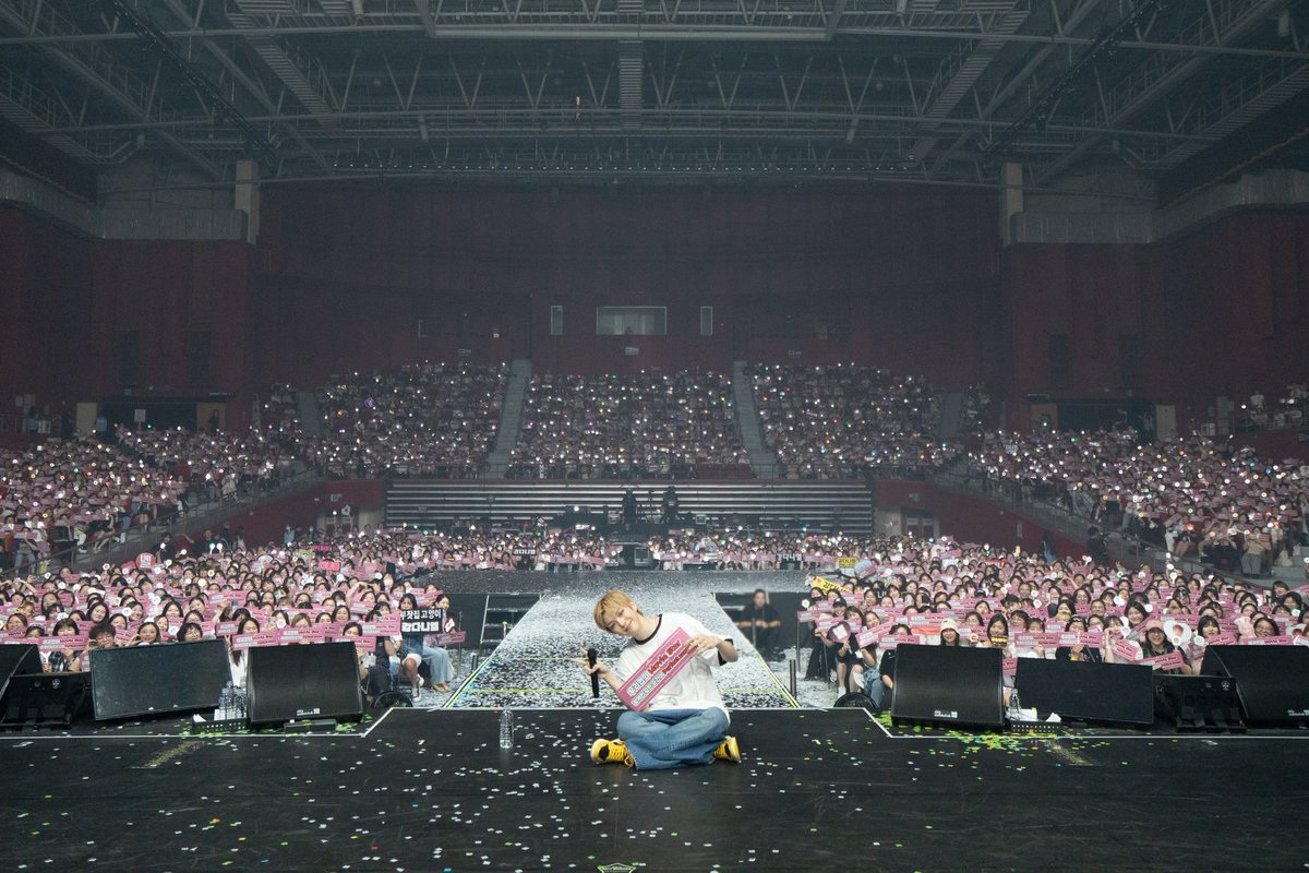 AmizaSherry's tweet image. I watched the Live Streaming on Saturday &amp;amp; Sunday. I want to give a big credit to the cameramen. OMG, every shot, every angle is spot on. So gorgeous... Kang Daniel looked amazingly handsome and cool. While watching the 2-day concert, I feel like sitting at the VVIP section where…