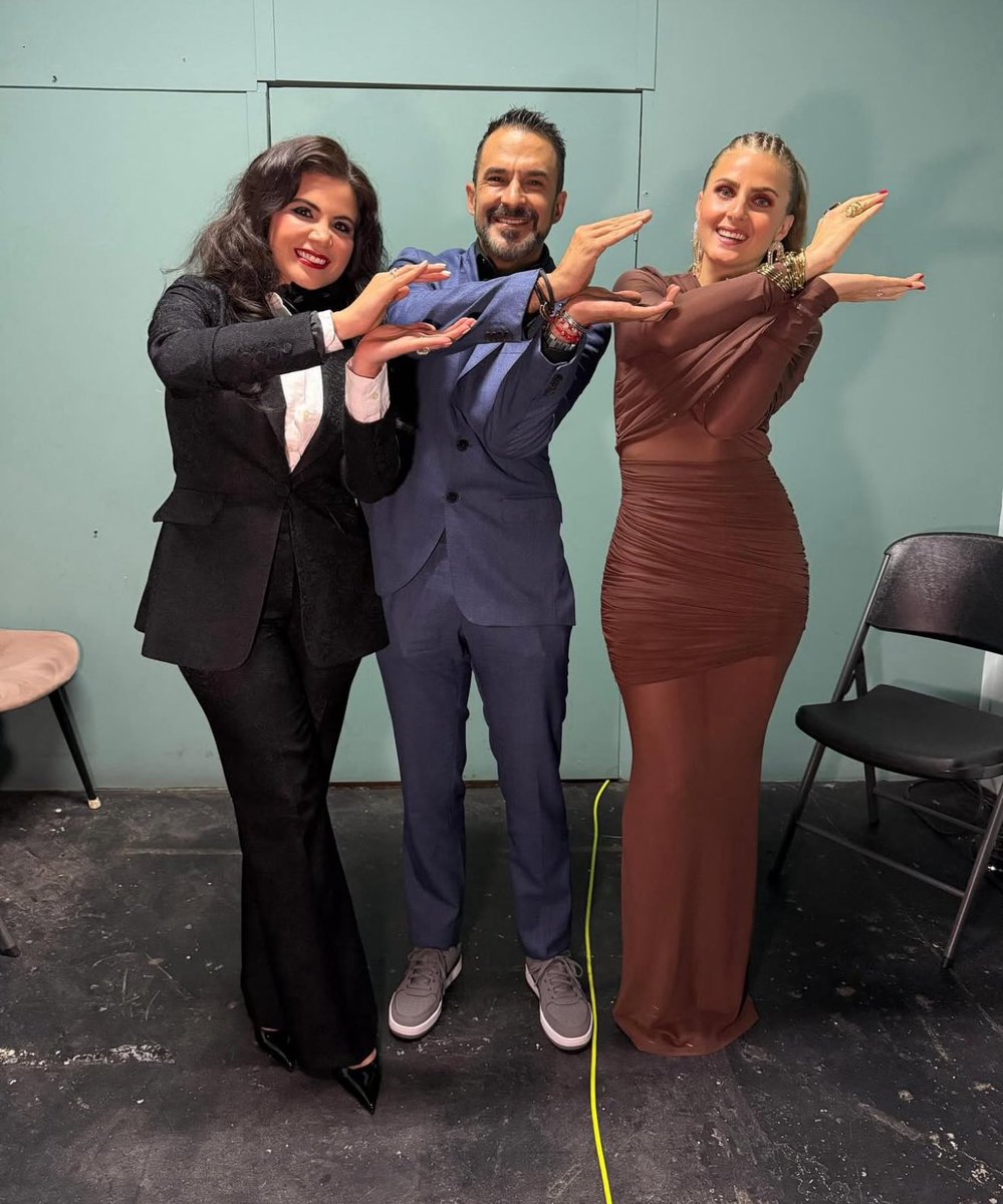 RicardoLozoya20's tweet photo. Nuja, Julio y Cinthia apoyando a sus Mar, Adrián y Alexis 💕 Mañana todos a votar fuerte por nuestro #TeamNoche 🌙🔥
#LCDLFMX3 #LaCasaDeLosFamososMx #AdrianSeQueda #MarSeQueda #AlexisSeQueda https://t.co/Frpg5Ddq8B