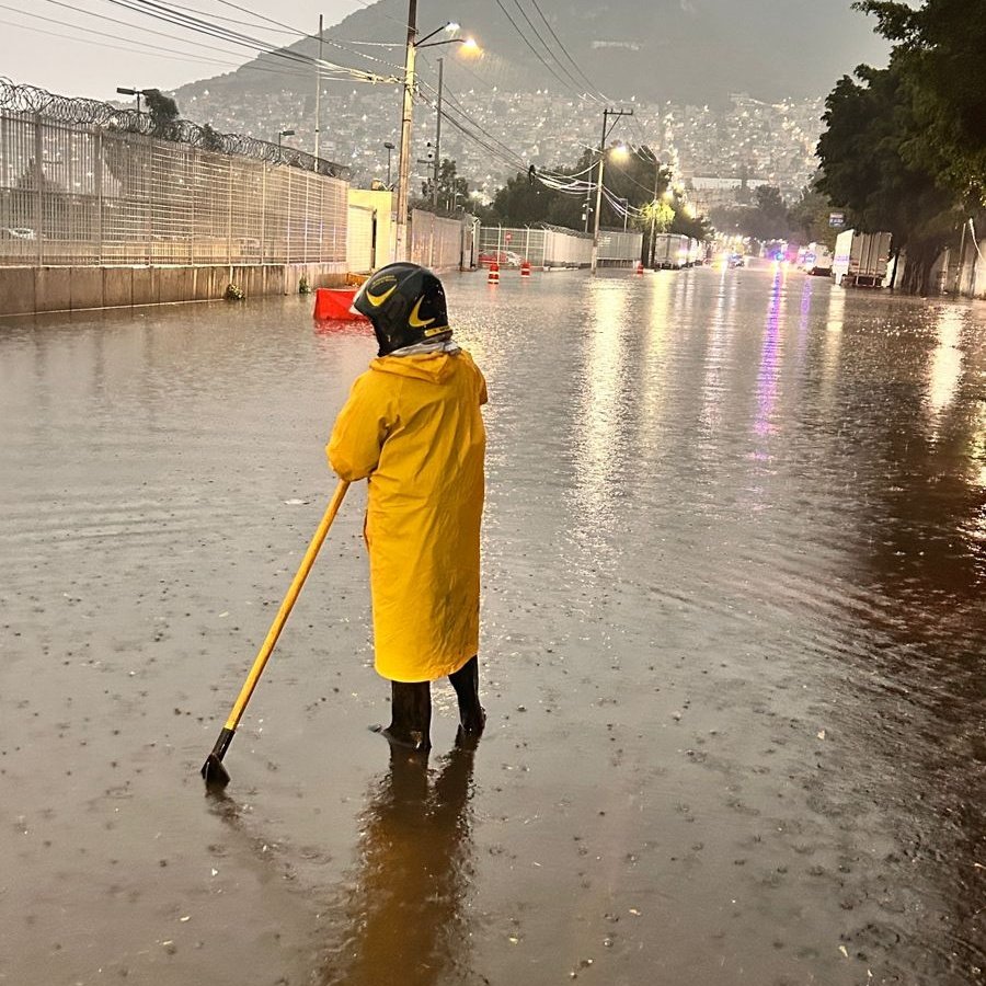 Bomberos Ciudad de México Oficial (@bomberos_cdmx) on Twitter photo Laboramos en el desalojo de agua pluvial en aproximadamente 500 m, en Av Estado de México, colonia Loma la Palma, en <a href="/TuAlcaldiaGAM/">Alcaldía Gustavo A. Madero</a>
<a href="/JefeVulcanoCova/">Jefe Vulcano Cova</a> #Tlaloque2025 Laboramos en el desalojo de agua pluvial en aproximadamente 500 m, en Av Estado de México, colonia Loma la Palma, en <a href="/TuAlcaldiaGAM/">Alcaldía Gustavo A. Madero</a>
<a href="/JefeVulcanoCova/">Jefe Vulcano Cova</a> #Tlaloque2025