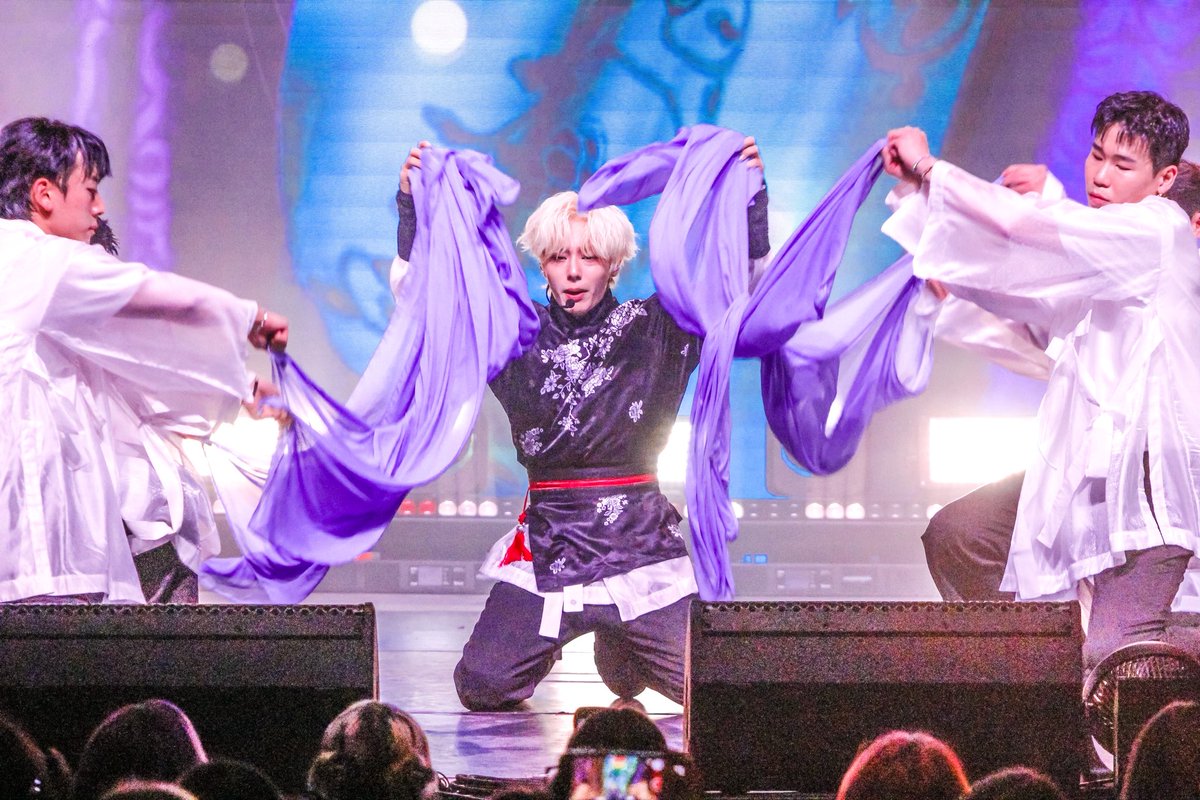 Taek_me_out's tweet photo. I took lovely photos at the @official_ONEUS concert in Cleveland
π©΅π
#ONEUSinCLEVELAND https://t.co/iulNK5n2R3