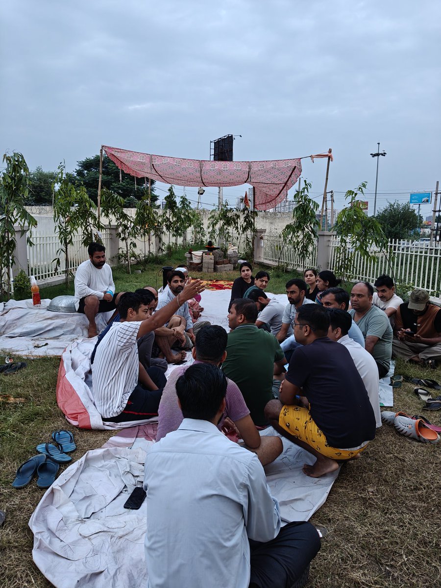 NitinSangal68's tweet photo. आज सुबह हमारे सोसायटी के मंदिर पर  BD Facility के द्वारा कुछ गुंडे भेज के शिवलिंग को खण्डित करने की कोशिश की गई ll
@CMOHaryana 
@NayabSainiBJP @gurgaonpolice @BJP4India @BajrangDalOrg
Society : Pyramid heights, sector 85, gurgaon https://t.co/zL5qbX565R