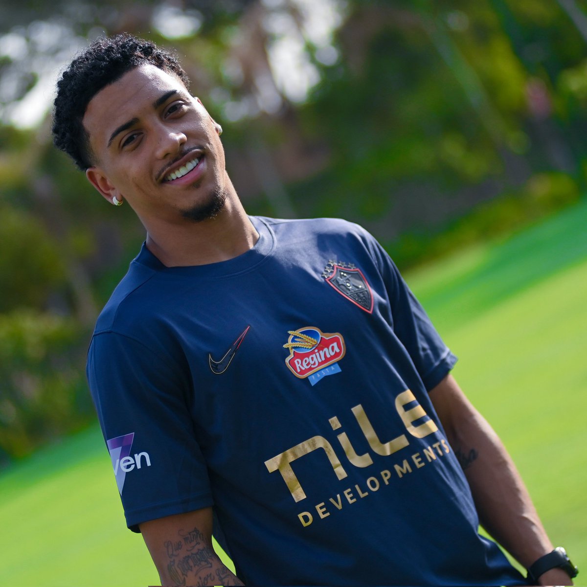 بعيداً عن كل شيء ..تيشرت عظمه ناقص يبقا في دولابي