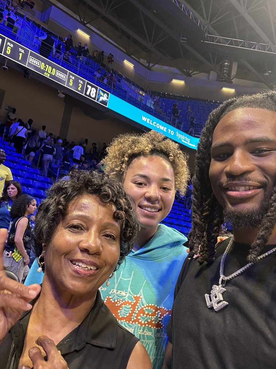 TheFitKidsCorp's tweet photo. 👀 who I ran into @dallaswings 🏀game Today #cason n #kiki. #wnba #okc #UCLA https://t.co/PwbtRxhK1F