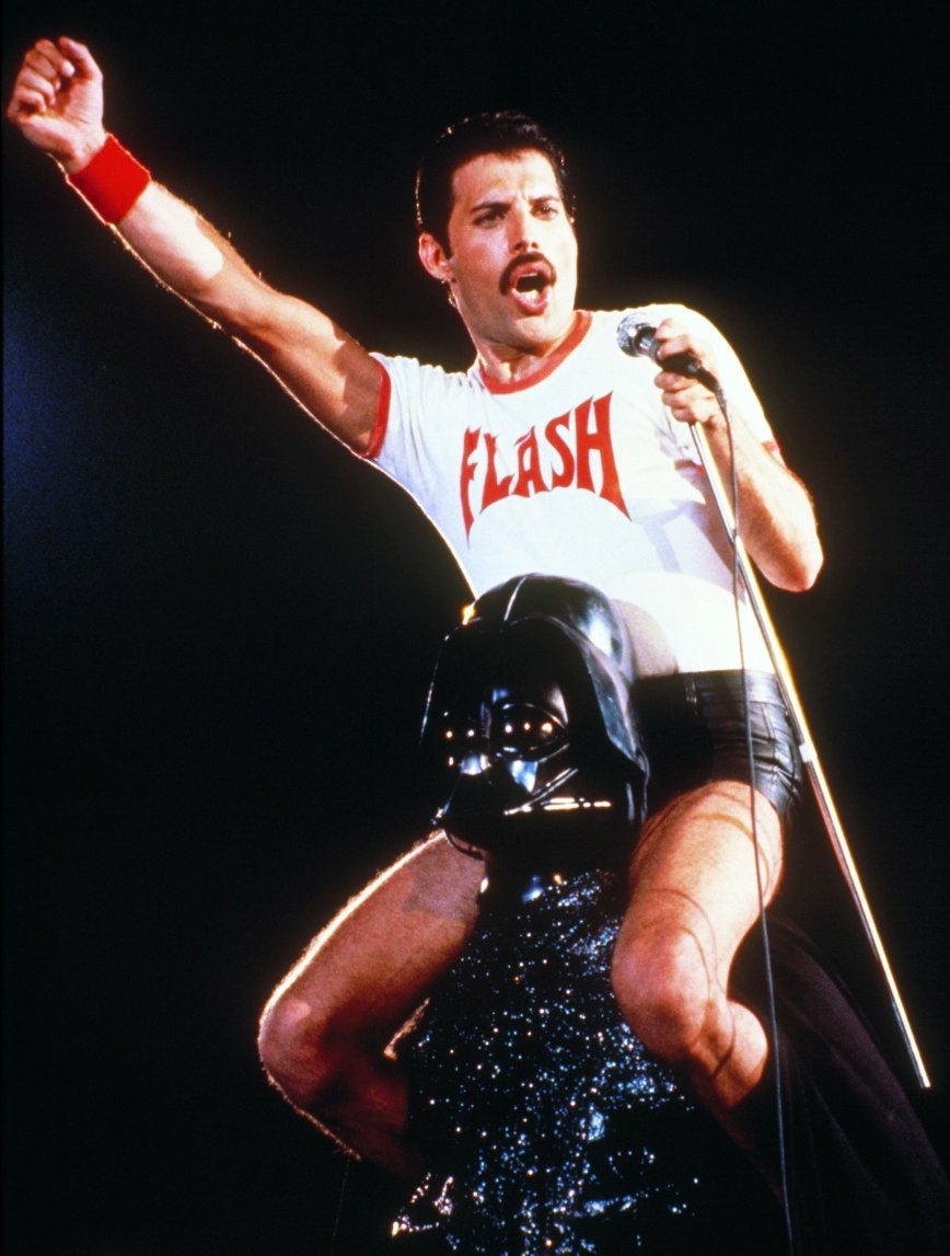 Un día como hoy pero en 1980, Freddie Mercury interpretó We Will Rock You sobre los hombros de Darth Vader.
