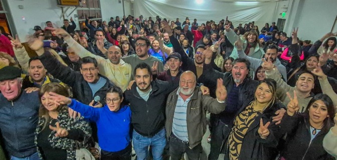 LenhartTamara's tweet photo. Seguimos construyendo desde @MejorTrelew , para avanzar en un proyecto que  nos abrace a todxs.Sobre todo que vuelva a representar a quienes no nos doblegamos ante las políticas de saqueo a nuestro pueblo.
Siempre con el mejor de los nuestros @ColinirEma 💜✌️ https://t.co/L89yrt3TrA