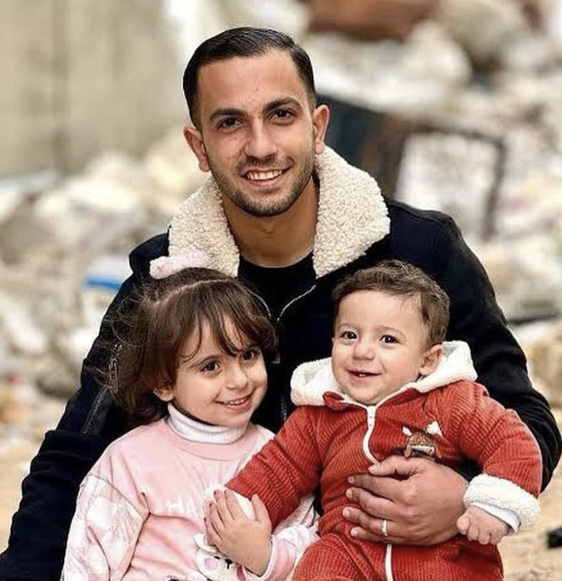 if anyone sees a link to financially support anas’s family PLS LMK &lt;/3 &amp; share WIDELY, as well as anything that’ll help the families of the multiple reporters who were murdered by isr*el tonight. anas said that he entrusts his mother, kids &amp; wife to us — let’s take it literally.