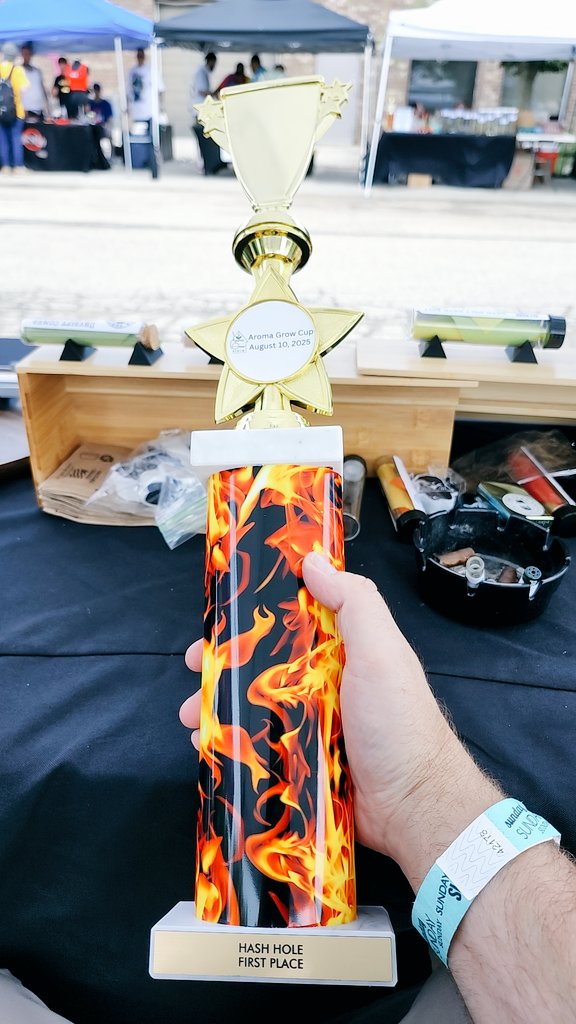 MrTerps314's tweet photo. I'm super stoked on 1st place Hash Hole @aromagrowstore today. Thank you, everyone, for the continued support.

#hashcones #hashruleseverythingaroundme #hashish #hashpapers #solventless #drysift #hashhole https://t.co/flBEV9AvR9
