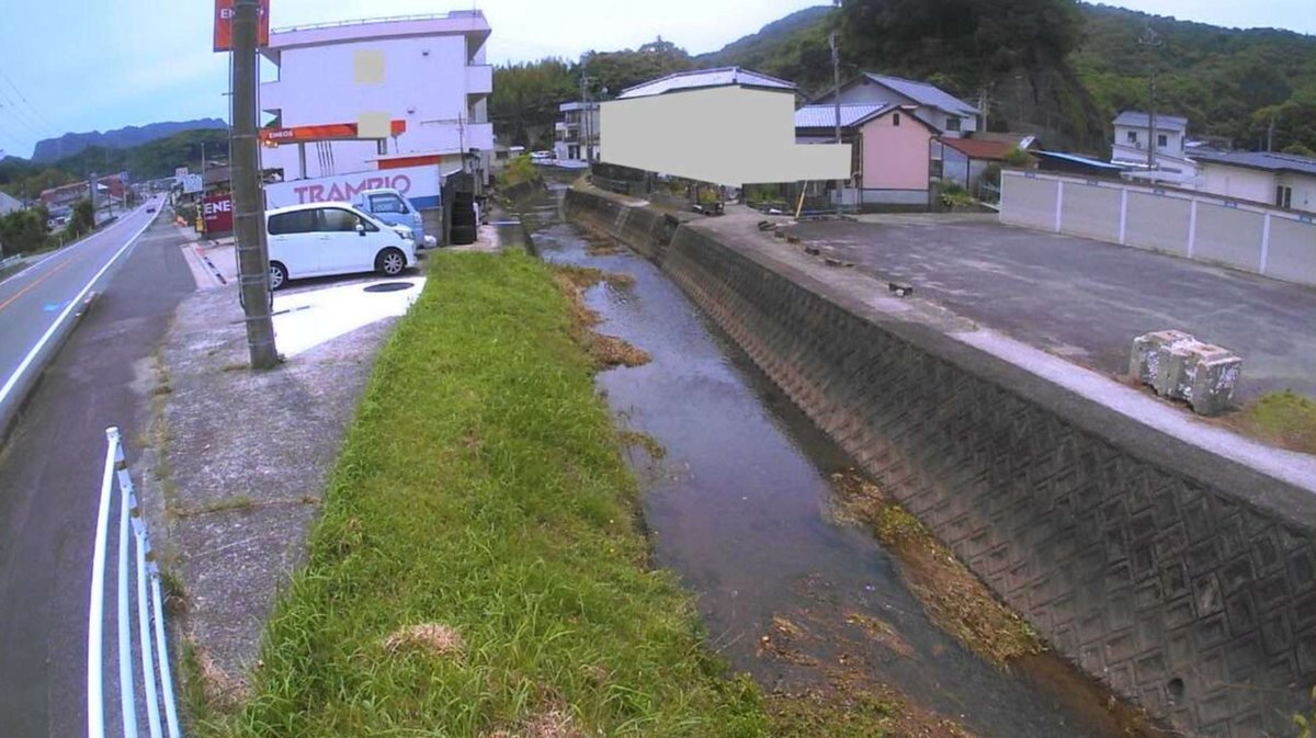 熊本県上天草市松島町合津の「合津川(あいつがわ)」です。画面左の国道