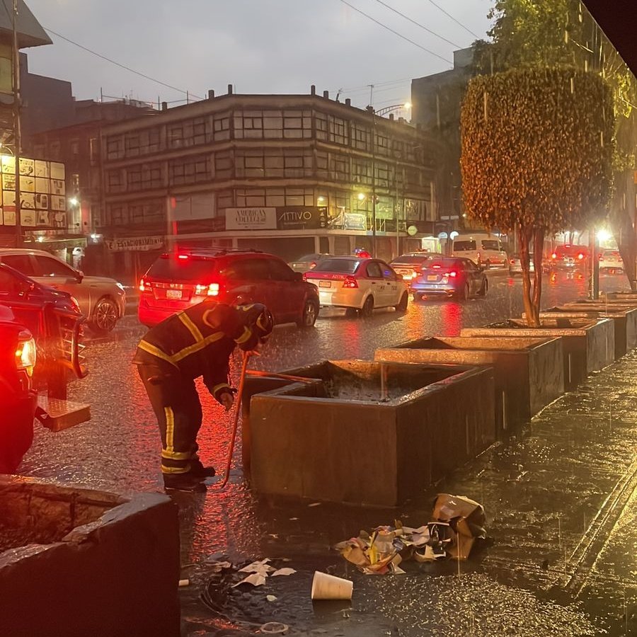 Bomberos_CDMX's tweet photo. @AlcCuauhtemocMx @JefeVulcanoCova Laboramos en el desalojo de agua pluvial en aproximadamente 200 m, en calle Izazaga, colonia Centro, en @AlcCuauhtemocMx
@JefeVulcanoCova 
#Tlaloque2025 https://t.co/wAkJCaQz3y