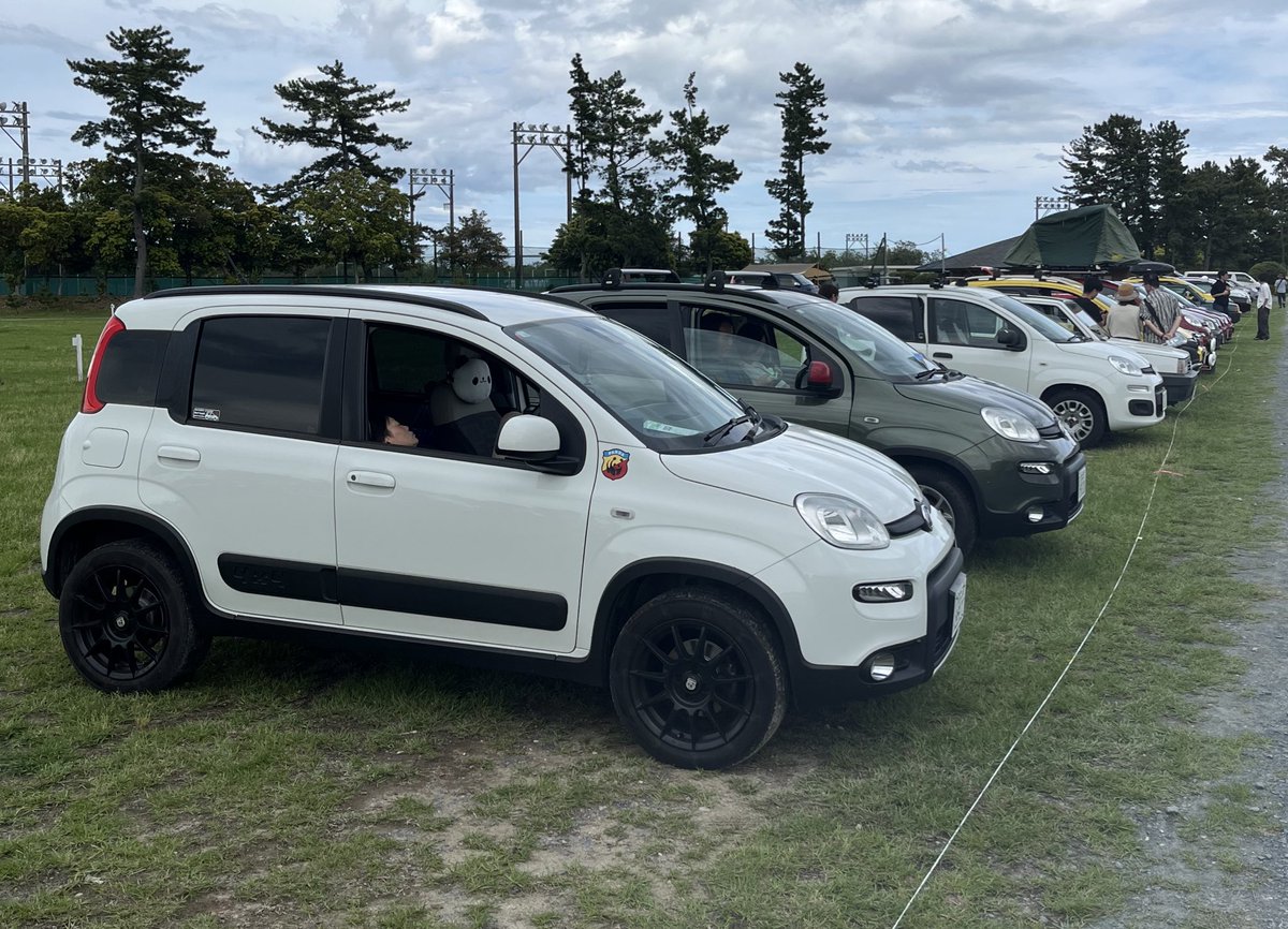 pandarino_ec's tweet image. まさか ゆるキャンから寄せてくるとは！やっぱり渚園つながりかな？
最新16巻の扉絵にパンダ4×4が描かれているそうでーす☆
#パンダリーノ #pandarino #フィアットパンダ #fiatpanda #フィアット #fiat #ゆるキャン #渚園