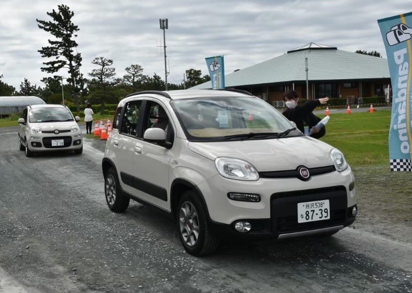 pandarino_ec's tweet image. まさか ゆるキャンから寄せてくるとは！やっぱり渚園つながりかな？
最新16巻の扉絵にパンダ4×4が描かれているそうでーす☆
#パンダリーノ #pandarino #フィアットパンダ #fiatpanda #フィアット #fiat #ゆるキャン #渚園