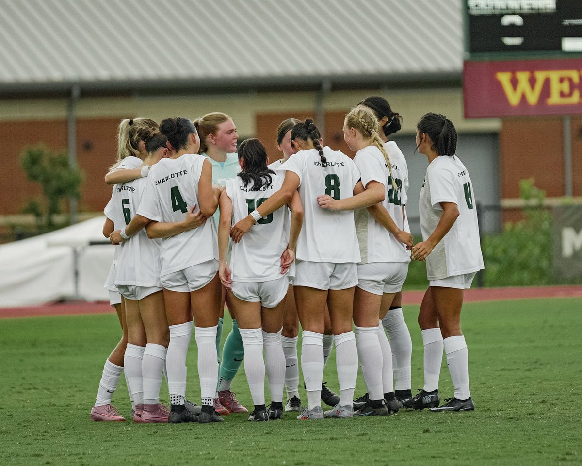 CharlotteWSoc's tweet photo. Game nights are officially 𝐒𝐎 back 🤩

#goldstandard⛏️ https://t.co/cyT3GoxbIk