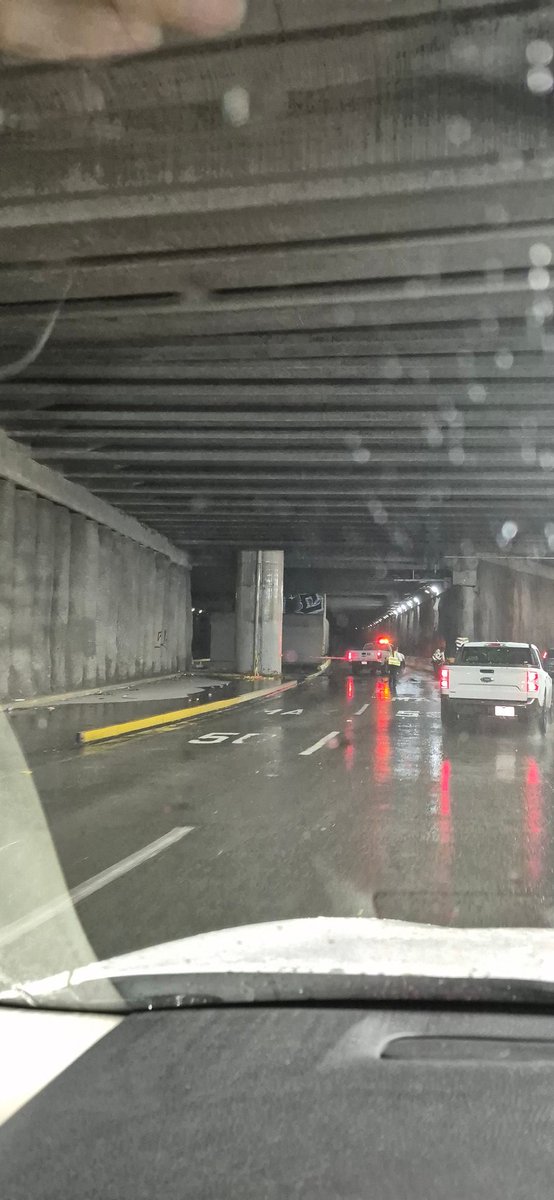 OscarEC_'s tweet photo. @Trafico_ZMG paso a desnivel de Av Avila Camacho bajo los Arcos de Zapopan cerrado por inundación https://t.co/SCNRIIfzp9
