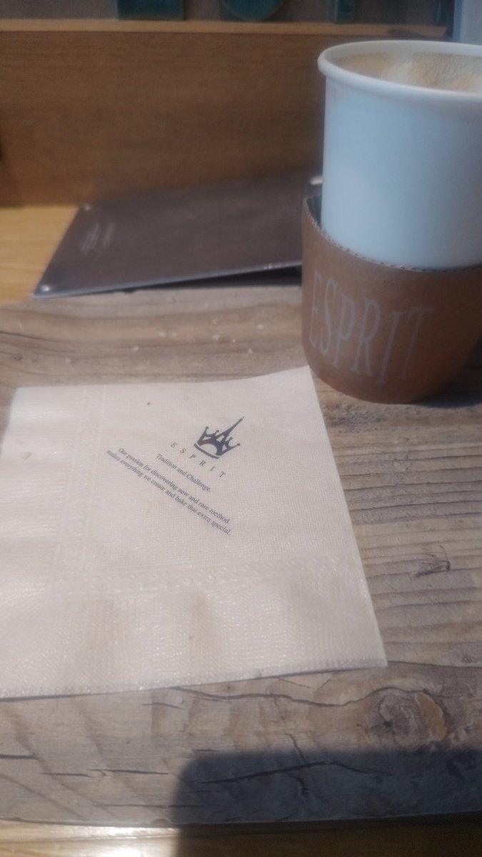 行きたかったお店が定休日やら予約でいっぱいやらで行けてない🥺時間潰しで適当に入るCafe&amp;Bakery店のパンが感動するほど美味しい🥨買って帰りたいけどお店で食べるから美味しいんだろな🥺