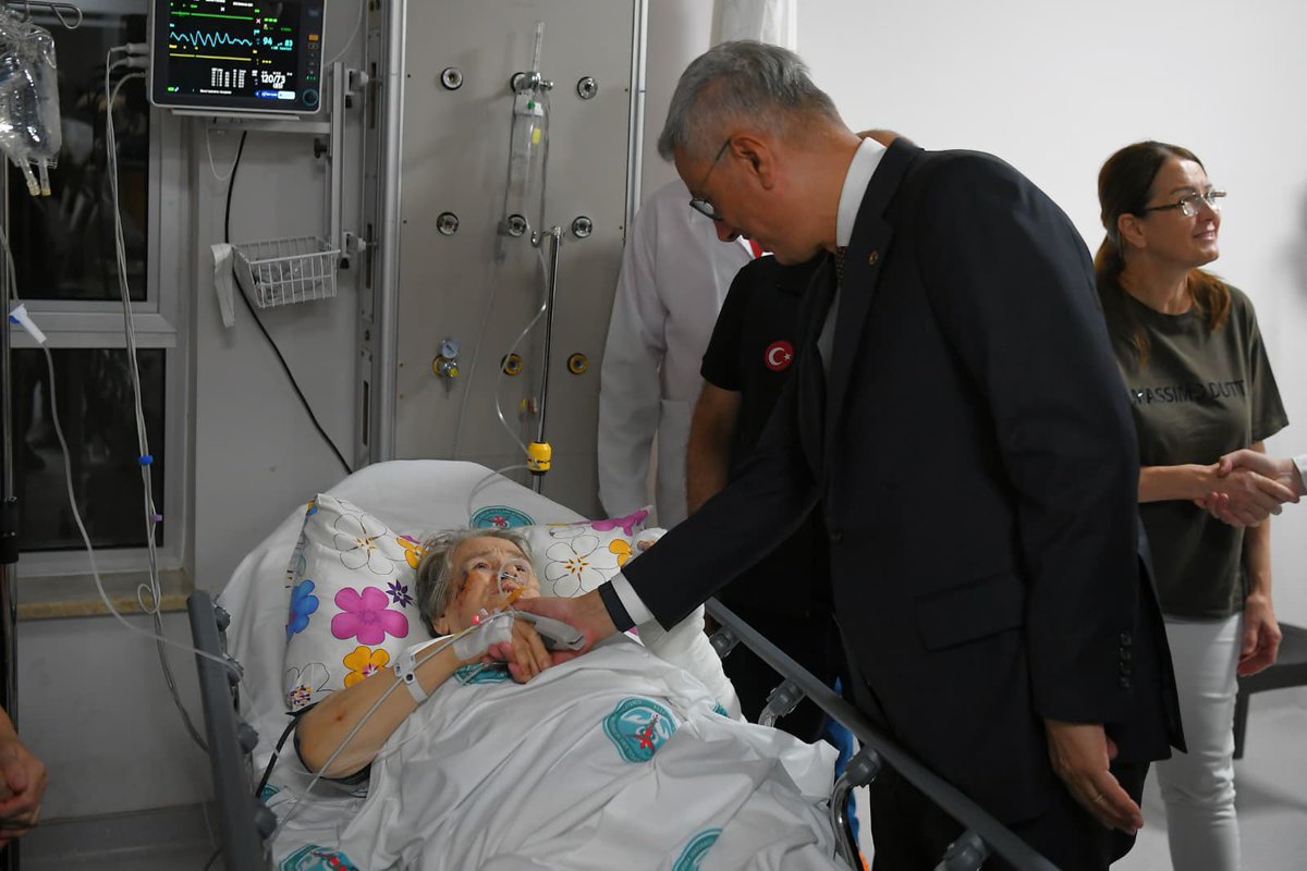 📍Balıkesir Üniversitesi Sağlık Uygulama ve Araştırma Hastanesi 

Balıkesir’de meydana gelen ve çevre illerde de hissedilen depremde yaralanan ve tedavi altına alınan vatandaşlarımızı ziyaret ettik.

Yaralılarımız ve aileleriyle görüşerek geçmiş olsun dileklerimizi ilettik. 

En