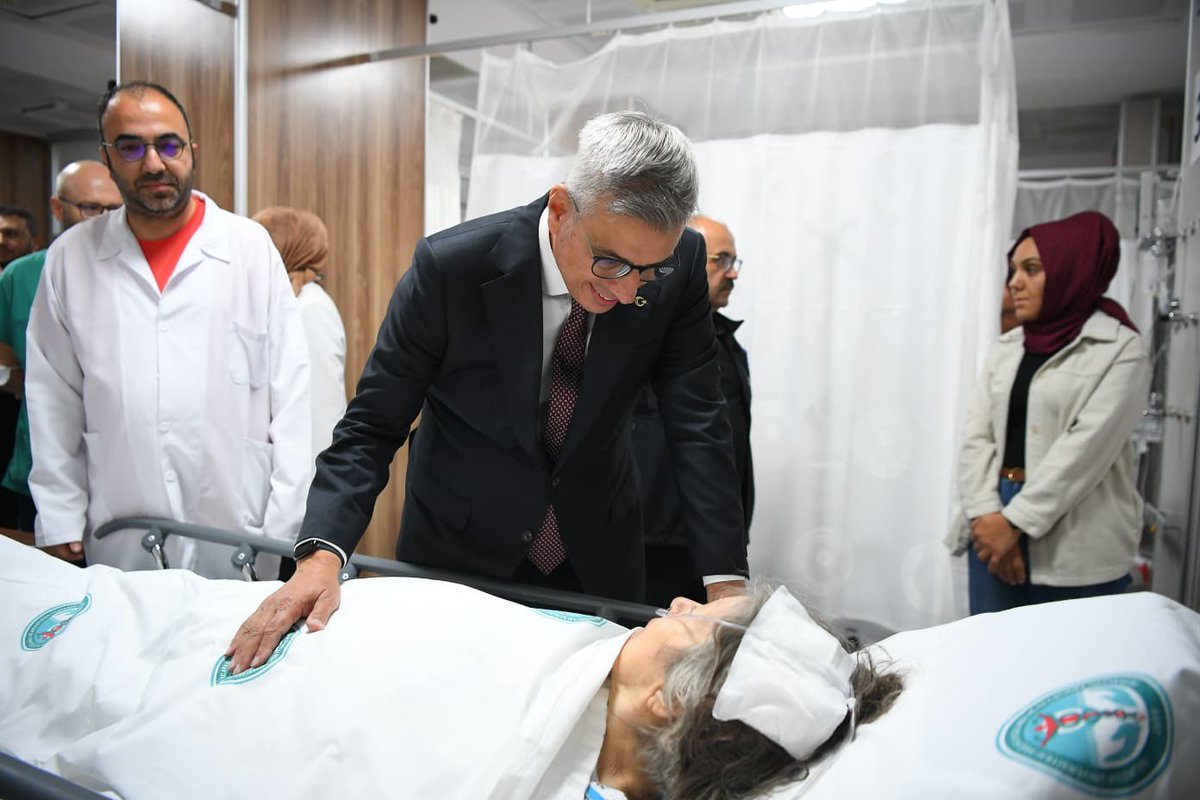 drmemisoglu's tweet photo. 📍Balıkesir Üniversitesi Sağlık Uygulama ve Araştırma Hastanesi 

Balıkesir’de meydana gelen ve çevre illerde de hissedilen depremde yaralanan ve tedavi altına alınan vatandaşlarımızı ziyaret ettik.

Yaralılarımız ve aileleriyle görüşerek geçmiş olsun dileklerimizi ilettik. 

En kısa sürede taburcu olmalarını temenni ediyoruz. Rabb’im acil şifalar versin.