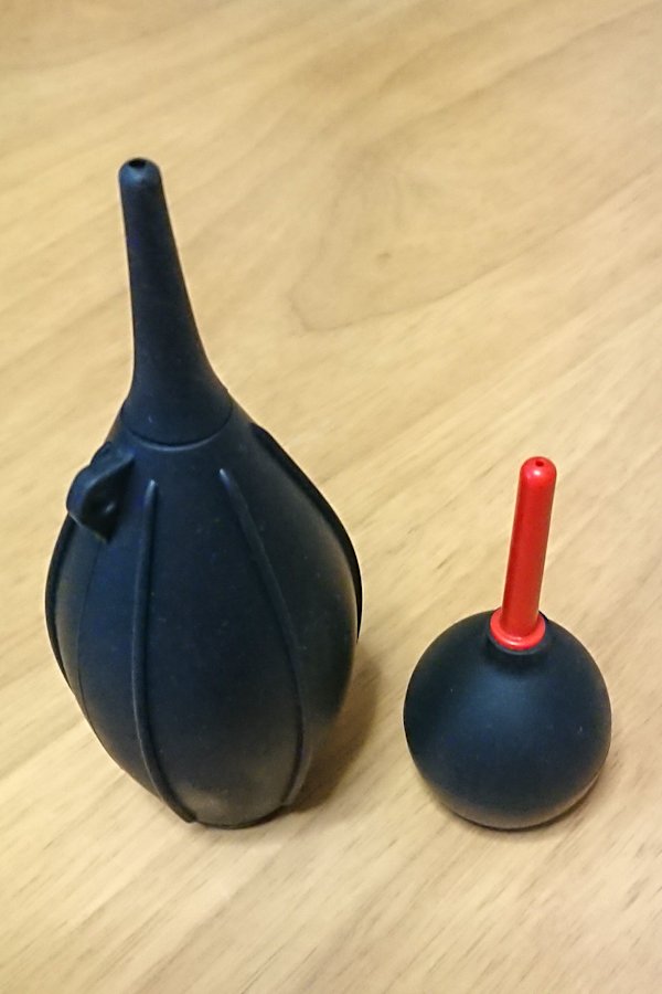 ブロワーを失くしたので新たに購入したら、途端に古いものが出てくる法則が発動…

新(左:風量あるけど持ち運び不便)
旧(右:風量ないけど持ち運び便利)

どちらを取るか悩むも決め手に欠け、とりあえず併用して様子を見ることに。
我ながら、優柔不断極まれり…