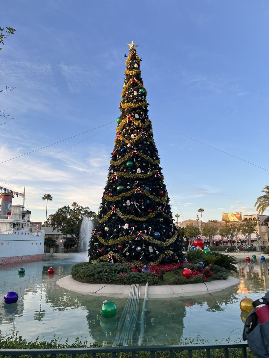SkipperTKey's tweet image. Excited for the holiday magic already? Disney just announced dates for Mickey’s Very Merry Christmas Party and EPCOT’s Festival of the Holidays—nothing beats that gingerbread and pine scent vibe! What’s your fave holiday park memory? 🎄🍪