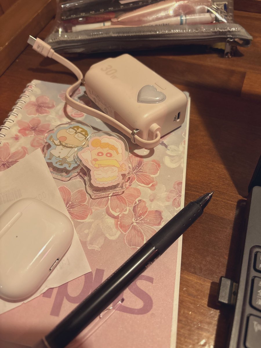aiwo51's tweet photo. ３連休最終日、今日は終わってない仕事を片付けるぞーー！！📖❤️‍🔥
昨日一昨日とたっぷり楽しんだのでね。
写真は最近の仕事終わりや習い事終わりの寄り道がんばりタイム☕️🌿 https://t.co/X7irsPqBje