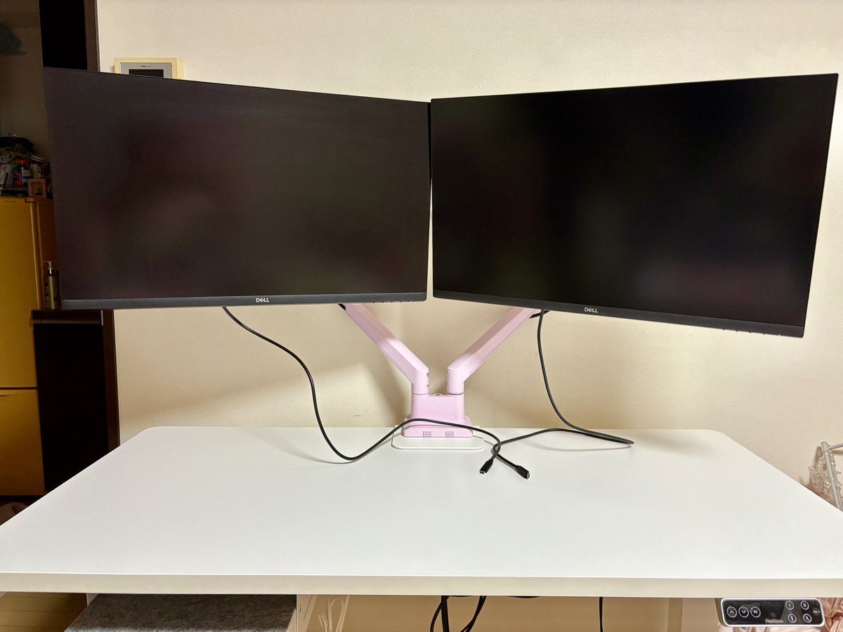 _yochan__'s tweet image. 昨日ほぼ一日費やして、部屋の大掃除とスタンディングデスクの設置を頑張った💪
ピンクのモニターアームが可愛すぎて買ってたけど、会社と違って壁にくっ付けなきゃで😨
好みの角度にすると奥行き60cmのデスクの半分占領or壁は見出し🫠

#RaiseTech
#Java
#今日の積み上げ
#エンジニア
#モニターアーム