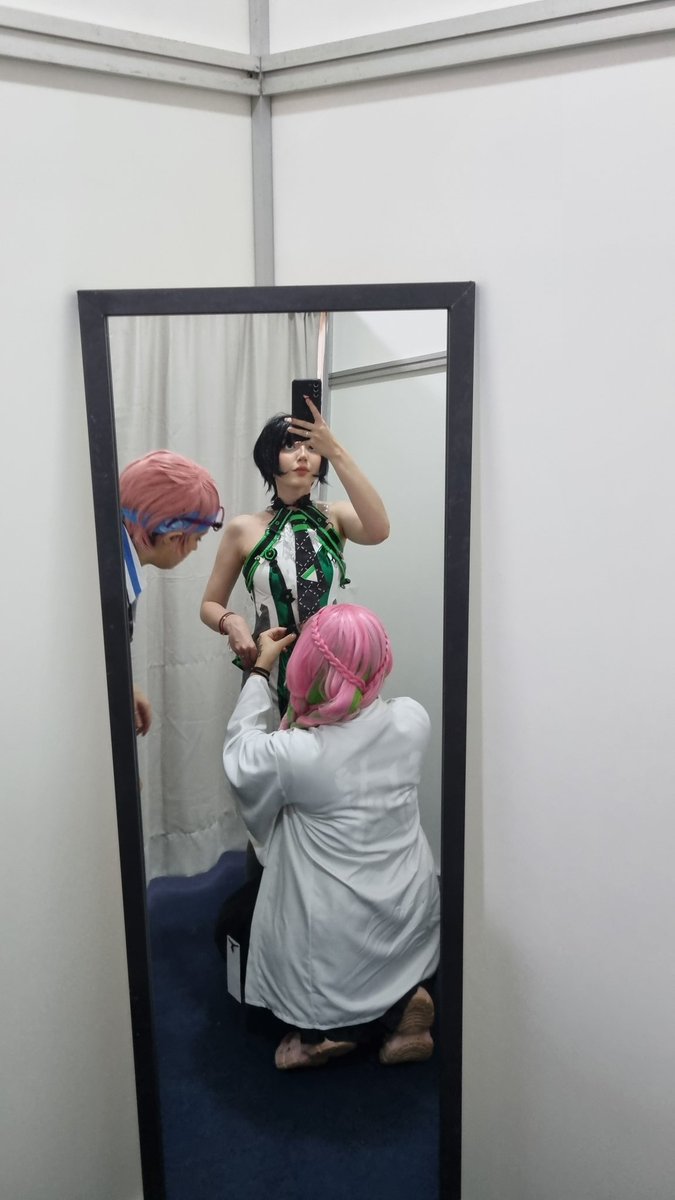 Um batalhão pra conseguir vestir esse cosplay. Passei o dia proibida de ir no banheiro