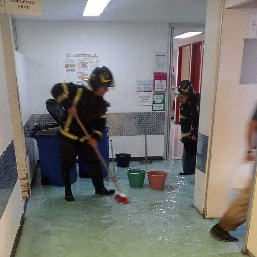 Bomberos_CDMX's tweet photo. Laboramos en el desalojo de agua pluvial en el Hospital General Balbuena en aproximadamente 100 m, en calle Cecilio Robelo, colonia El Parqué, en @A_VCarranza
@JefeVulcanoCova 
#Tlaloque2025 https://t.co/q7a6WoWdaf