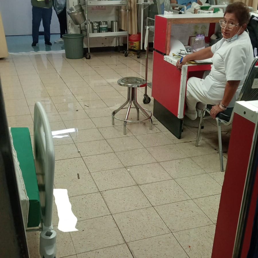 Bomberos_CDMX's tweet photo. Laboramos en el desalojo de agua pluvial en el Hospital General Balbuena en aproximadamente 100 m, en calle Cecilio Robelo, colonia El Parqué, en @A_VCarranza
@JefeVulcanoCova 
#Tlaloque2025 https://t.co/q7a6WoWdaf