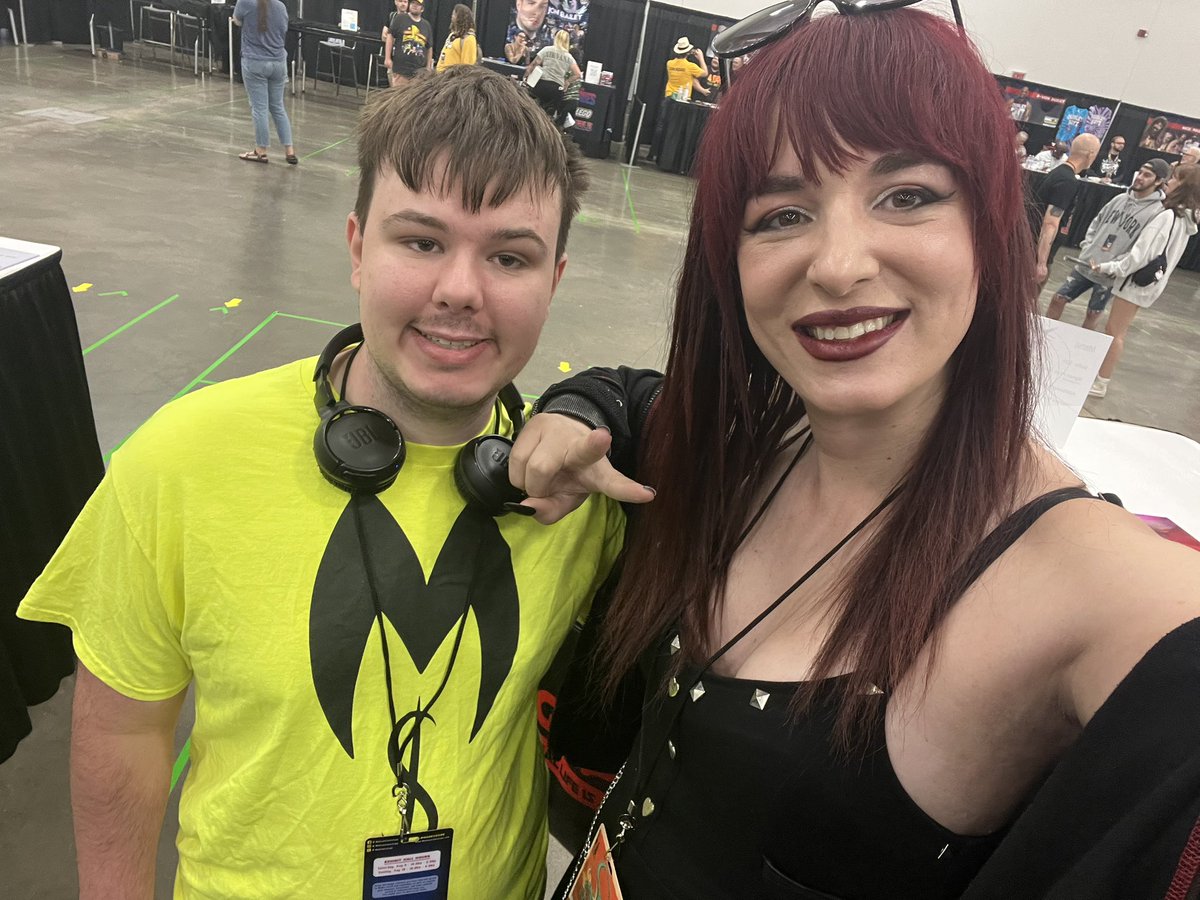 jackman757's tweet photo. Well it happened I finally got to meet Morgana Ignis in person at @MadComicExpo! (also Face reveal i guess) #Hellaverse #MadEx #Epictrailerguy #Sonic #PowerRangers https://t.co/FBh45d6Mrz