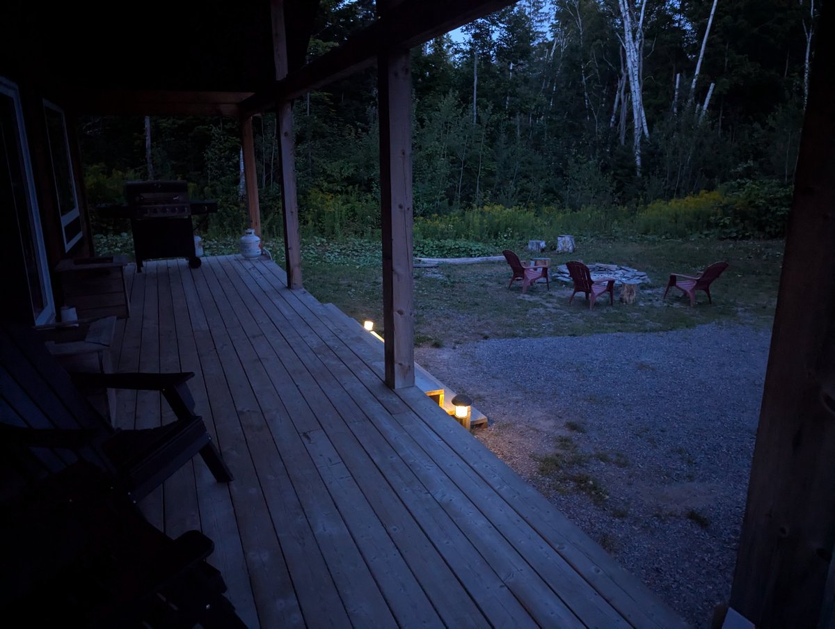 🦖 Voxy’s GRAOU Aventure – Destination : le bout du monde 🌲🔥🍽️

Aujourd’hui, cap sur la nature profonde du Canada ! Plusieurs heures de route, ponctuées d’un arrêt dans un petit village perdu où Voxy a découvert un restaurant local digne d’un festin jurassique. Bonne bouffe,