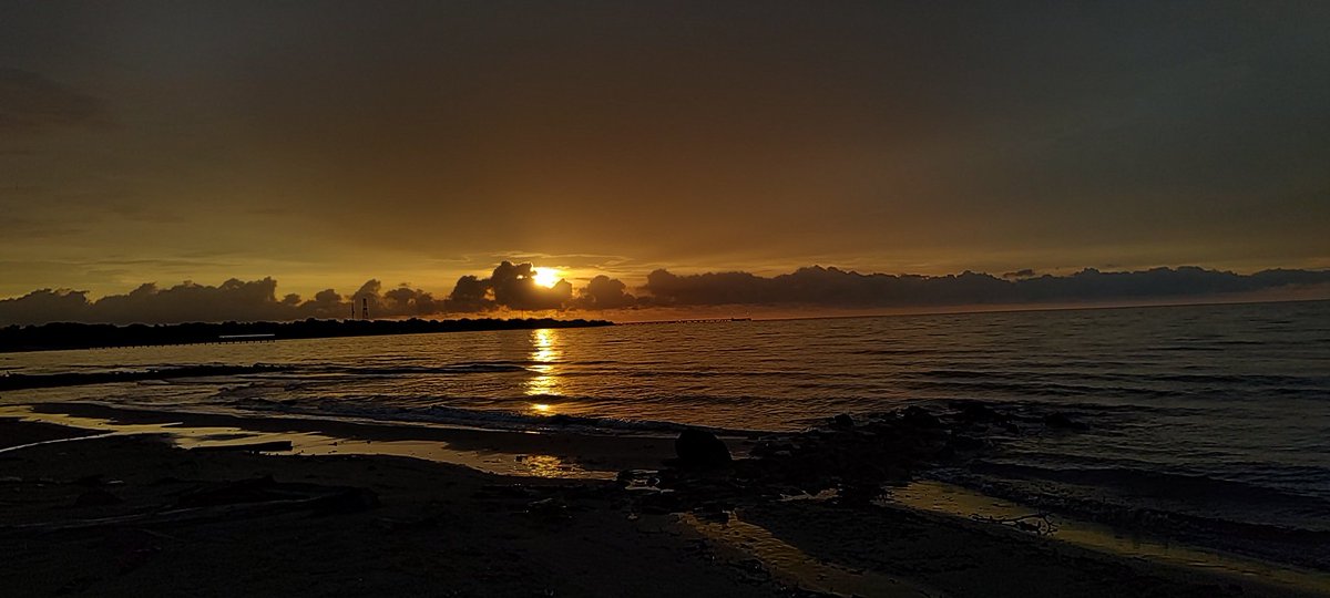 Un viejo atardecer, un millar de olas después y aún su recuerdo retumba bajo la misma luna!