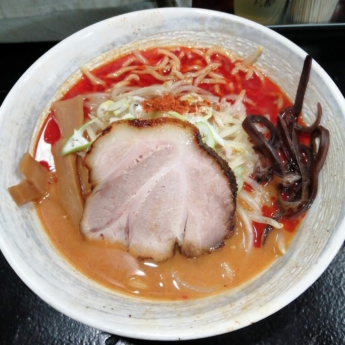 tsukimori14's tweet photo. 近所の麺屋エイトで辛味噌ラーメンを5辛・麺硬めで頂きました。5辛が一番辛いんだけど、どこぞのラーメン屋で鍛えられたせいかw普通に辛くて大変美味しく頂けました。やっぱり好みだわ～小ライスinしたいわ～。今回のチャーシューは厚みがあってハムハムしい歯ざわり。
卓上にお酢が加わってました。 https://t.co/hbHOJePqSA